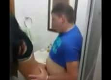 Borrachos son pillados en el lavabo pegando una buena follada