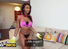 La empleada del hogar se quiere ganar una propina teniendo sexo conmigo