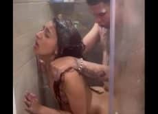 Nos grabamos teniendo sexo bien duro en la ducha, mi chica es muy cachonda