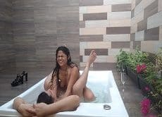 La pareja colombiana Angy Amazon follando bien duro en el jacuzzi