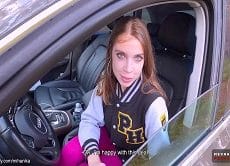 La jovencita MihaNika69 se pone a follar con un desconocido en su coche