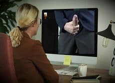 Secretaria pillada viendo porno en horas de trabajo! Así no chica…