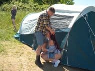 Traidora folla analmente con novio de su amiga en campamento del placer