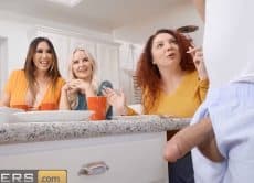 Las amigas de Kiki Daire comieron la polla de su esposo en el desayuno